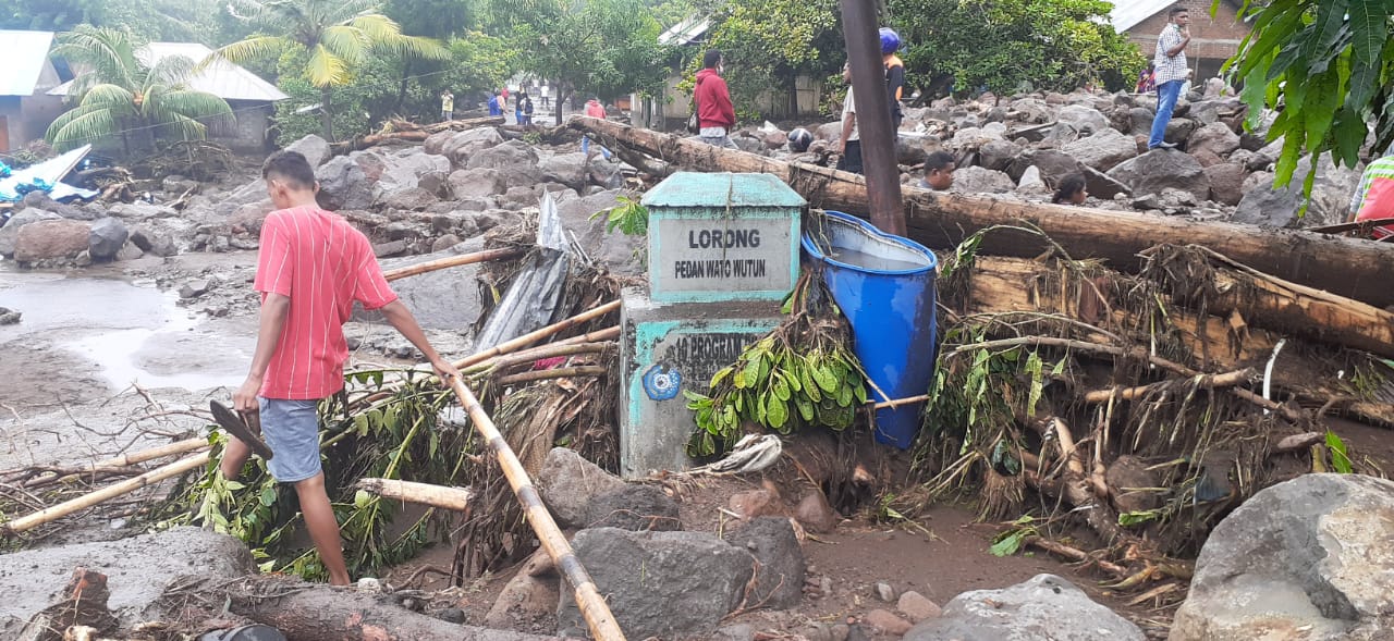 Banjir bandang telah merusak beberapa pemukiman di Ile Ape